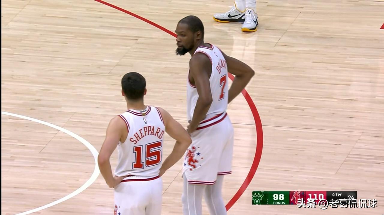 火箭老将杜兰特真是太偏心眼了！在今天火箭主场迎战雄鹿的比赛中，当时比赛进行到了第