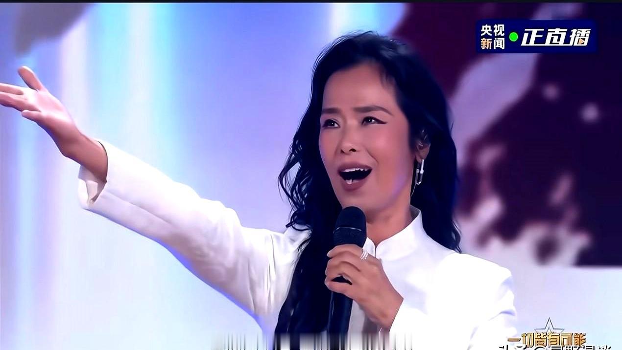 谁能想到，时隔34年，那个一开口就能把房顶掀翻的女人居然又杀回来了？
前两天我正