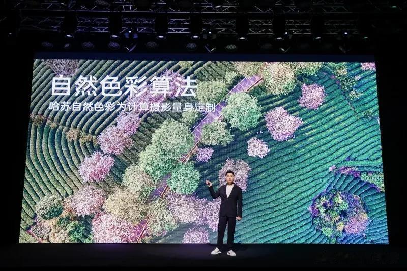 一加 12在硬件方面，拥有同档位最强的索尼联合开发的LYT808旗舰主摄与同档位