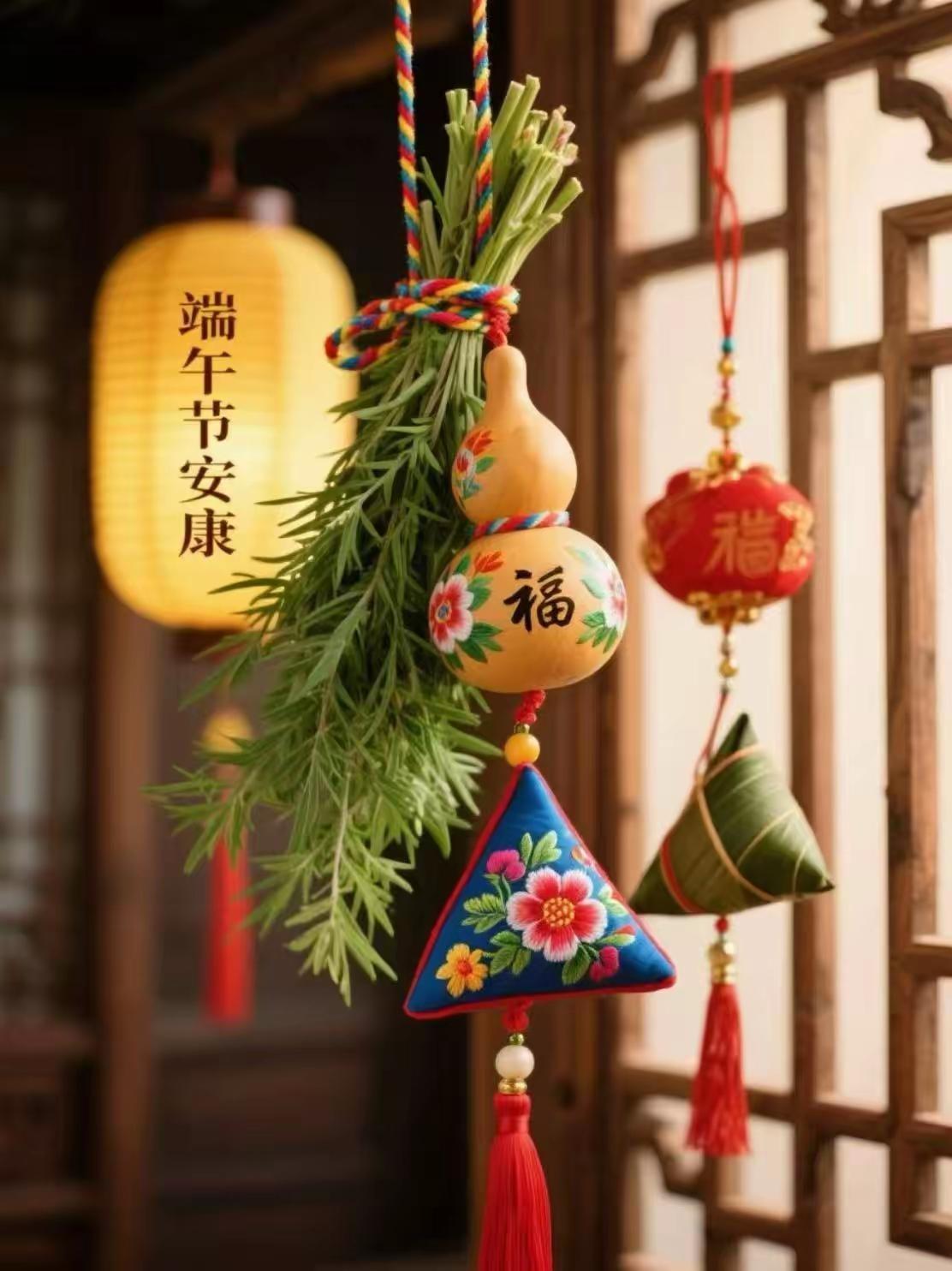 聊城临清市运河码头端午放河灯
聊城临清市运河码头今天晚上聚满了人，大家手里捧着写