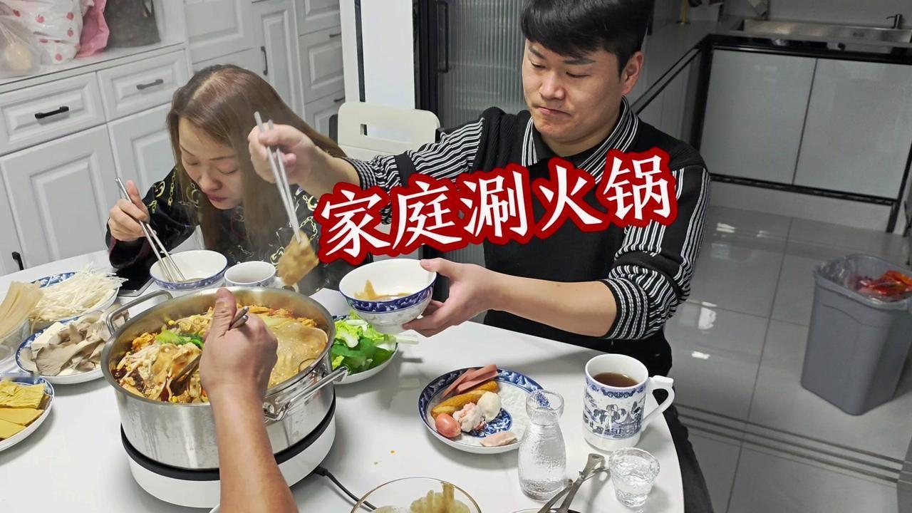 天冷在家吃火锅也太治愈了吧！🍲毕业党省钱日常又来啦！5块钱就能做一大盘辣炒鸡尖