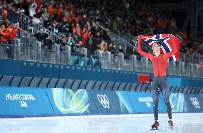 速度滑冰男子5000米比赛中，该项目世界纪录保持者挪威选手艾特雷姆滑出6分03秒