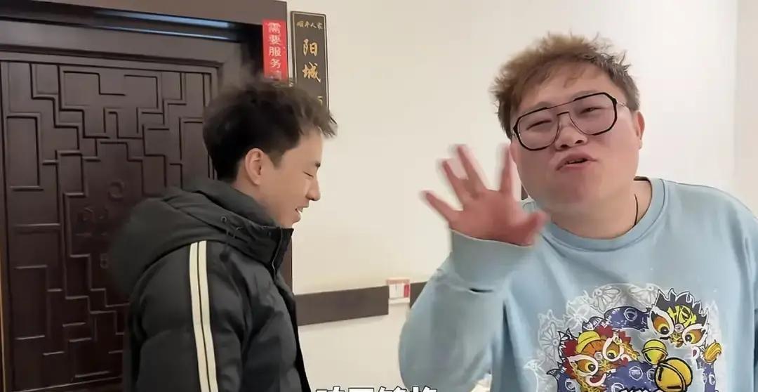 洞洞千里迢迢去顺平看老友杨增，结果饭桌上只有两个人，嫂子小羊崽全程没露面。
视频