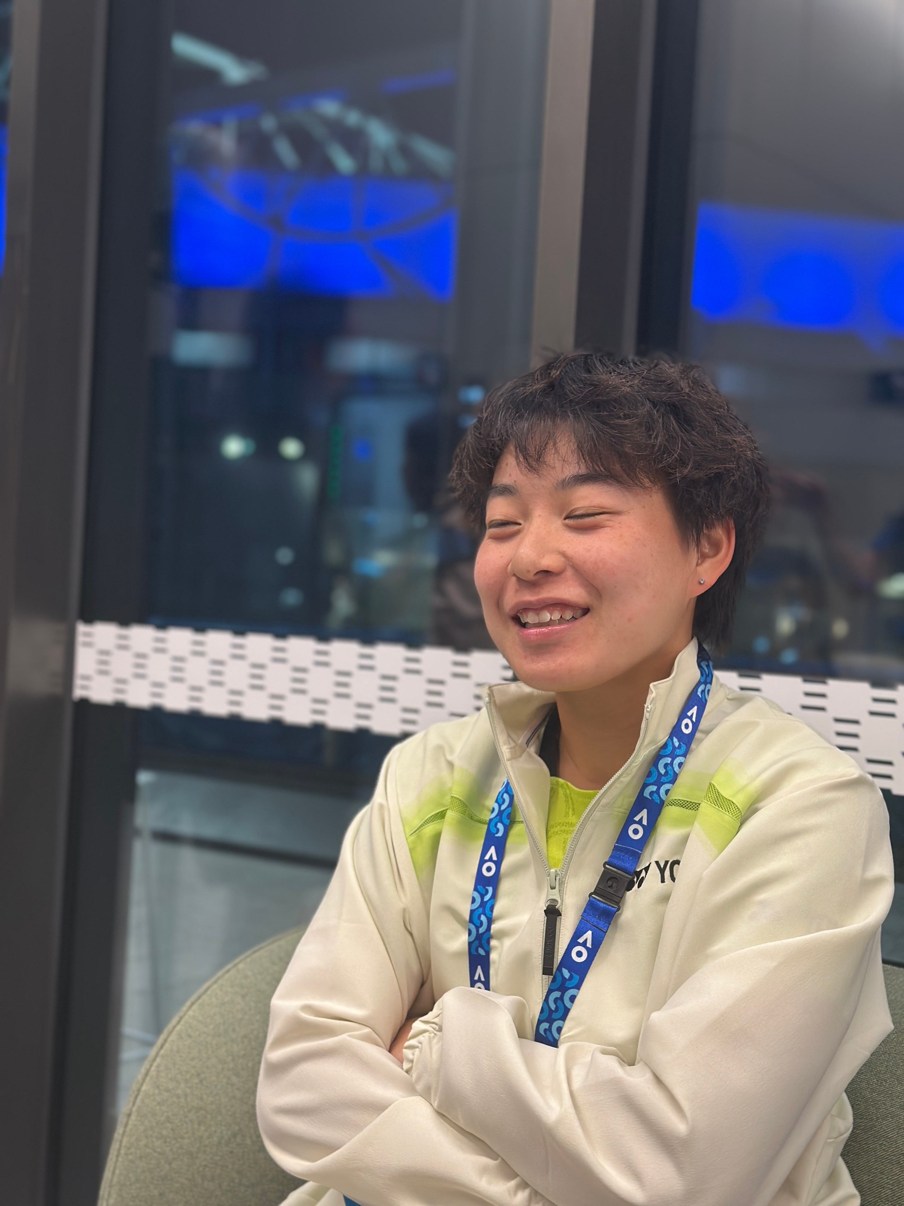 见我拿起手机要拍图了，白卓璇笑：“别把我也给拍闭眼图了。”哦呦，我前几天的梗看来