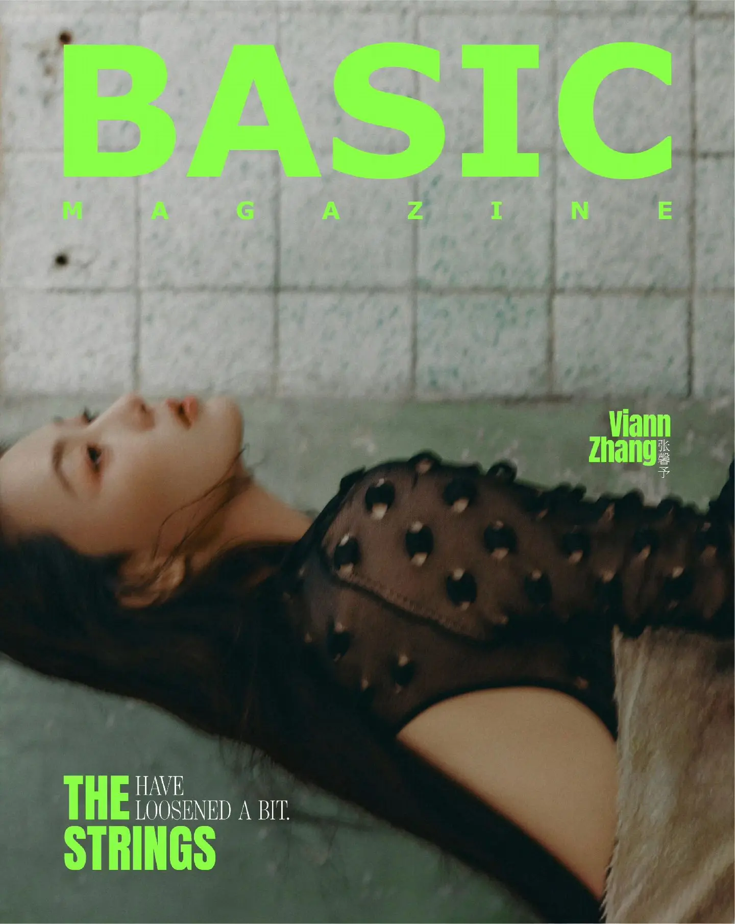 张馨予｜BASIC中文版杂志。“光的甬道外，树影婆娑。 张馨予站在这里...