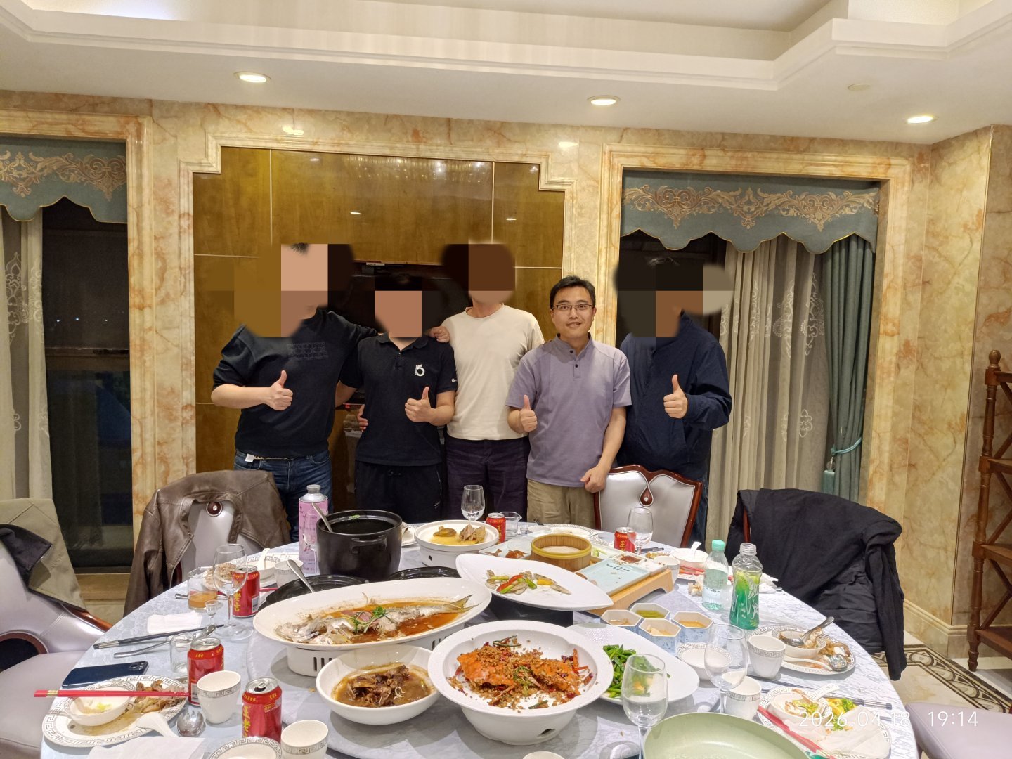 此时此刻的心情真是好到爆。¹ 五人聚会，三个人饮高度白酒。两斤左右，我独多点。²