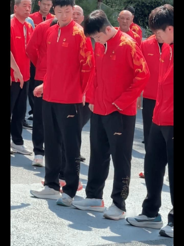 哈哈，你看到没？这两人居然蓝牙连接成功了，简直就是神同步啊！😂 他们俩的默契，