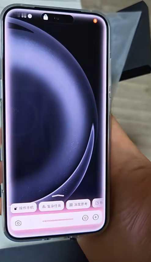 豆包手机的AI，给大家的是同样的体验。而荣耀Magic8的YOYO，目标是成为“