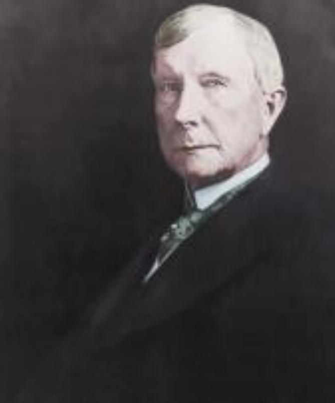 1907年，当时的“世界首富”洛克菲勒被拉上了法庭，面对罗列出来的1900多条“