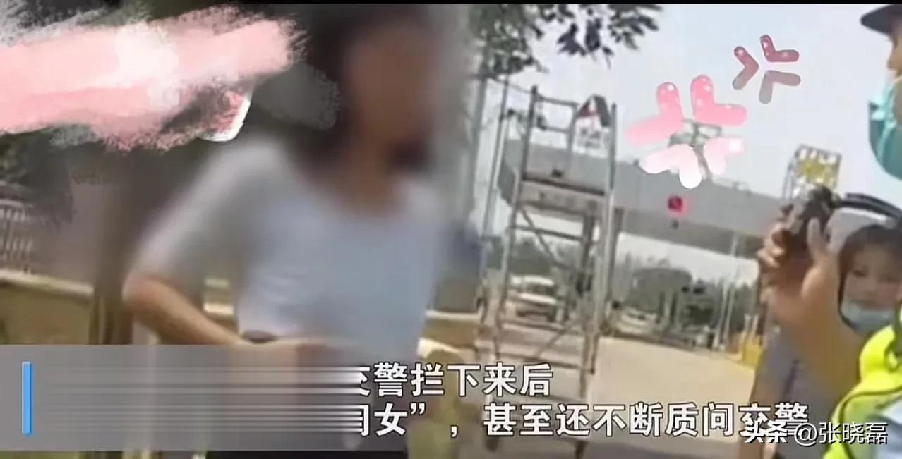 奇葩！女生无证驾驶被交警拦下，却态度嚣张，让交警跟她好好说话！交警强调只是让女生