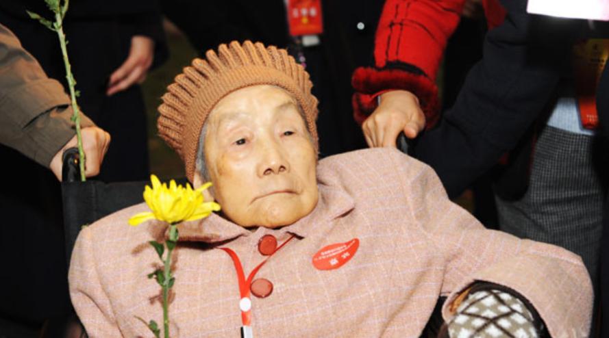 1949年，特务们在渣滓洞大肆屠杀，就在枪响前，盛国玉倒地装死。几分钟后，特务进