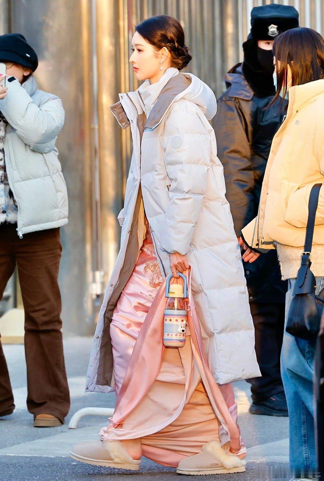 王玉雯春晚路透缎面长裙好仙 春晚彩排路透里，王玉雯的粉色缎面长裙造型太惊艳。身材