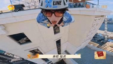 陆虎高空飞索打歌  陆虎的打歌方式总是出人意料，高空飞索也能变成演唱会现场！在空