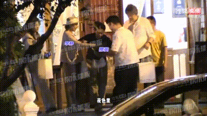 那英微醺被李静扶着下台阶 笑不活啦！乐坛前辈私下聚会路透来咯，那英明显喝尽兴了，