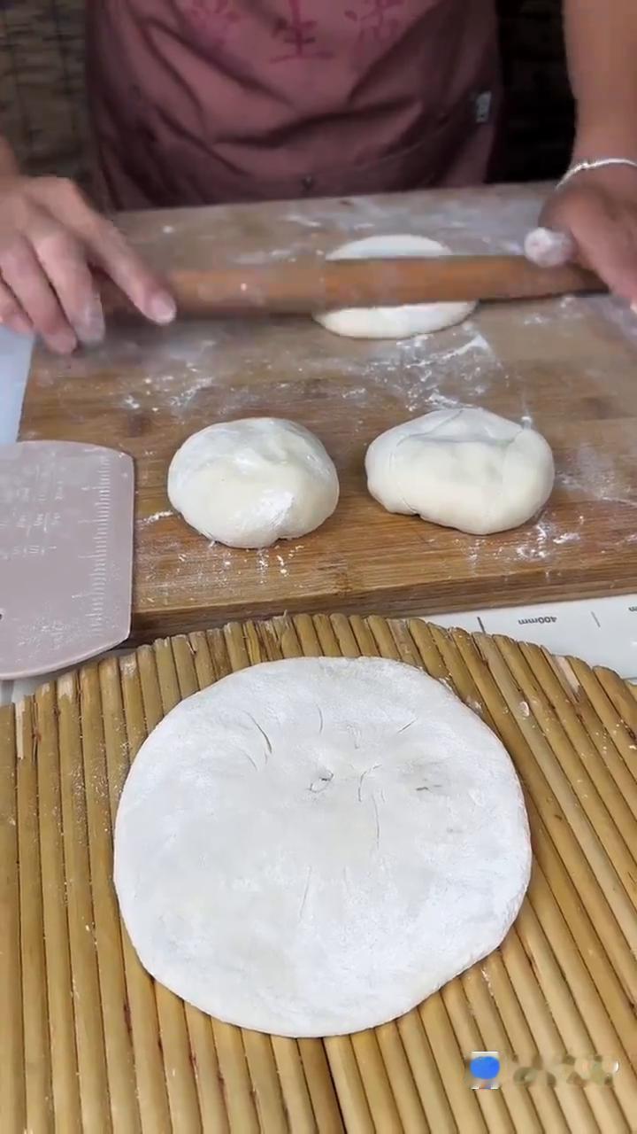 炕肉盒。
妈，今晚上和着面吃什么？
和点面，今天炕肉盒吃。
炕肉盒中，今晚上我给