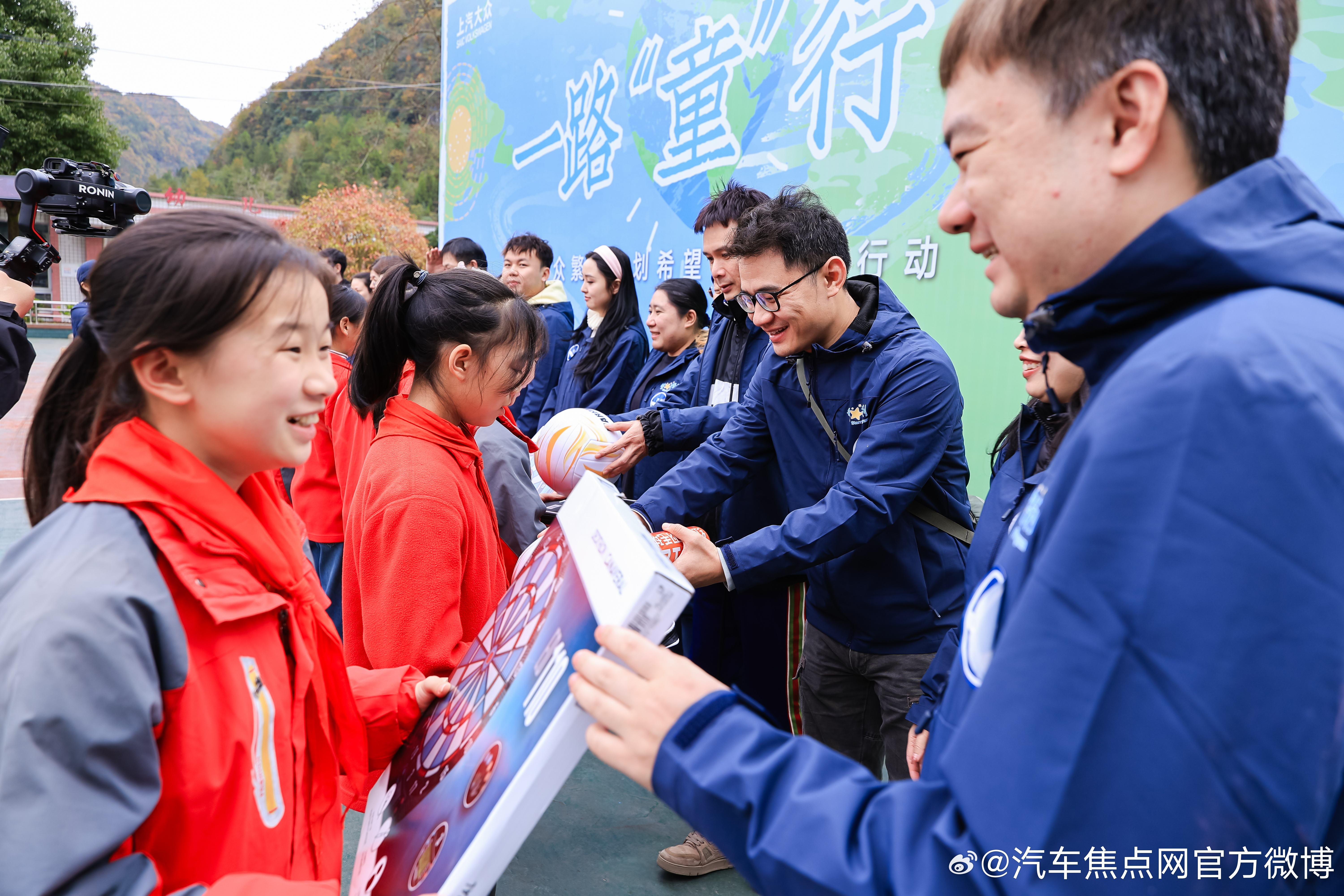 关注乡村教育，从来不是一句口号。是留住一位老师，是捐赠一套器材，是传递一份关注。