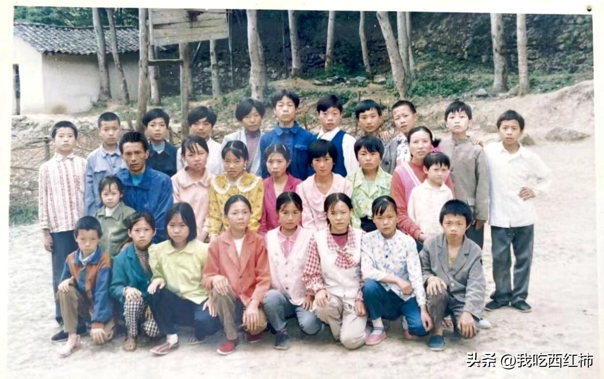 照片里仅两个男生上了大学
这张照片是我小学毕业时拍的，照片里一共有二十多个同学。