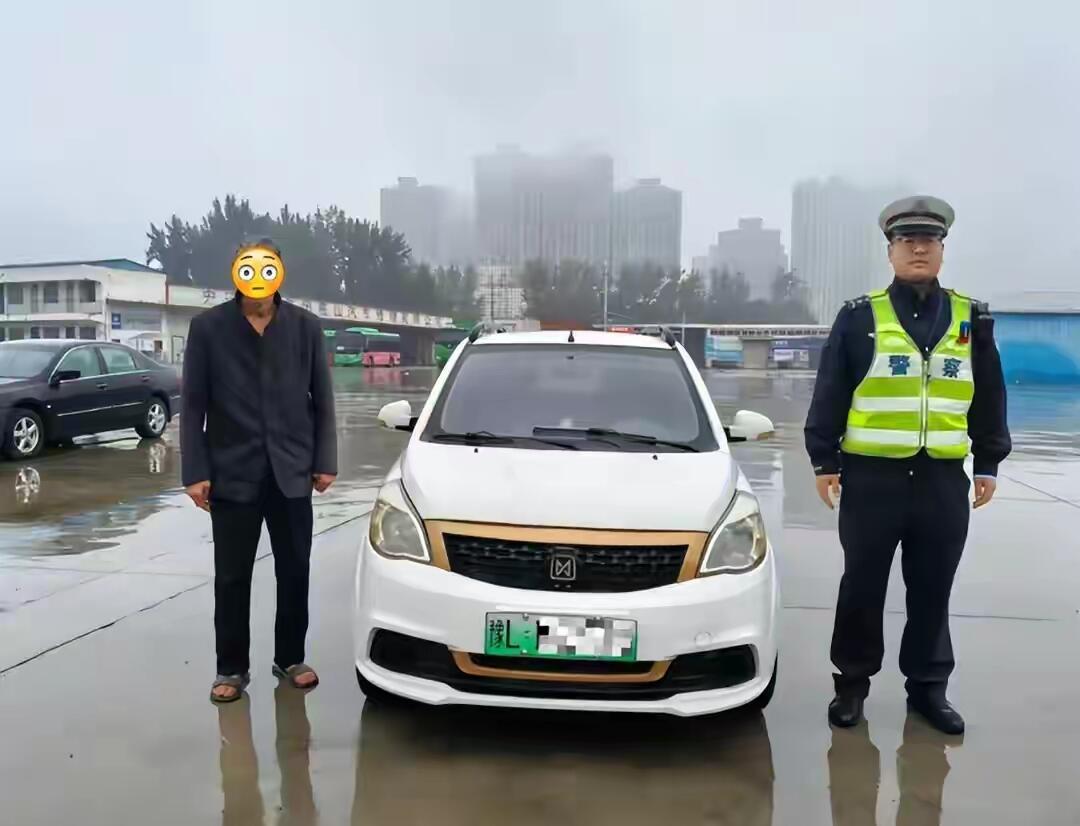 河南漯河一位76岁的老人，开着一辆“违法王”上路，被交警查获。这辆车有279条违