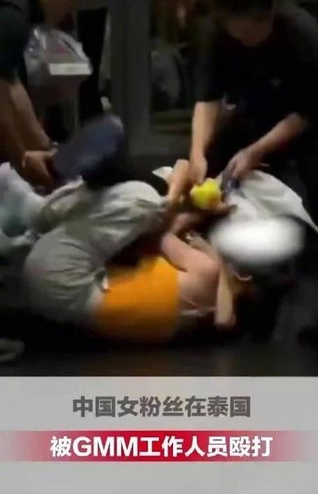 咱真暴怒了！去泰国看个书展竟被锁喉抱摔？中国姑娘挨了打，使馆发声后一句反问炸出全