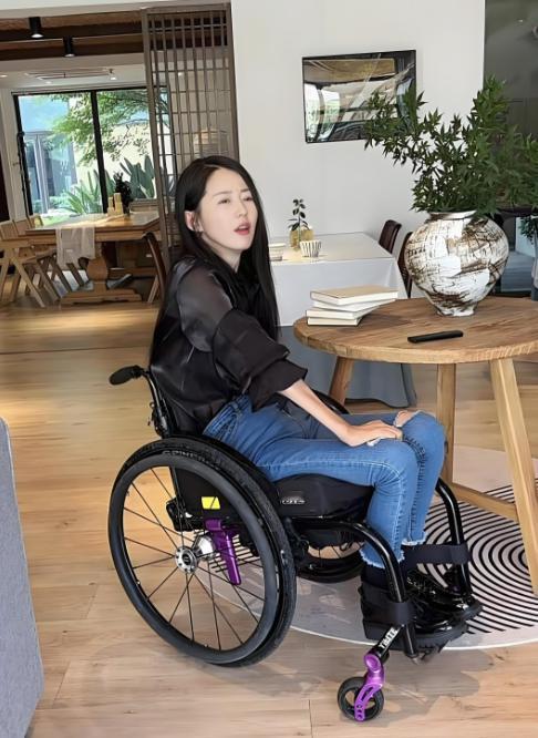 河南一女老师重病瘫痪被丈夫抛弃，10年前资助的穷学生找上门：老师，这辈子我养你！