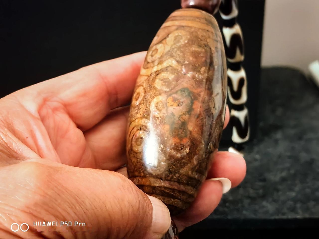 瑟珠，勒子有异工同用之处。古象雄三十眼瑟子把件和上古汉玉勒子都是同一历史文化期的