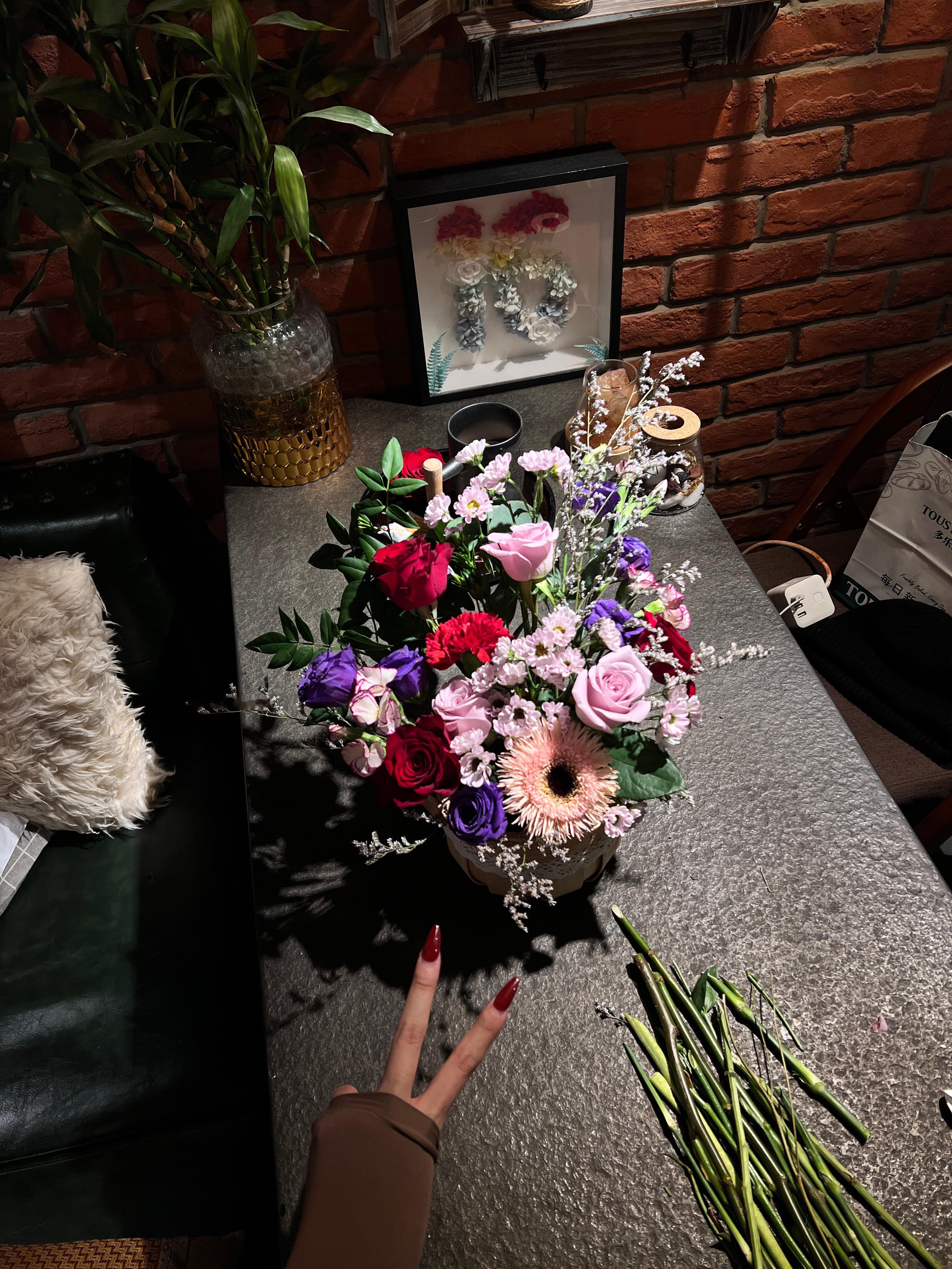 左边是第一次插花的我做的[爱慕]右边是花艺老师调整之后的[送花花]如何( ⌯' 