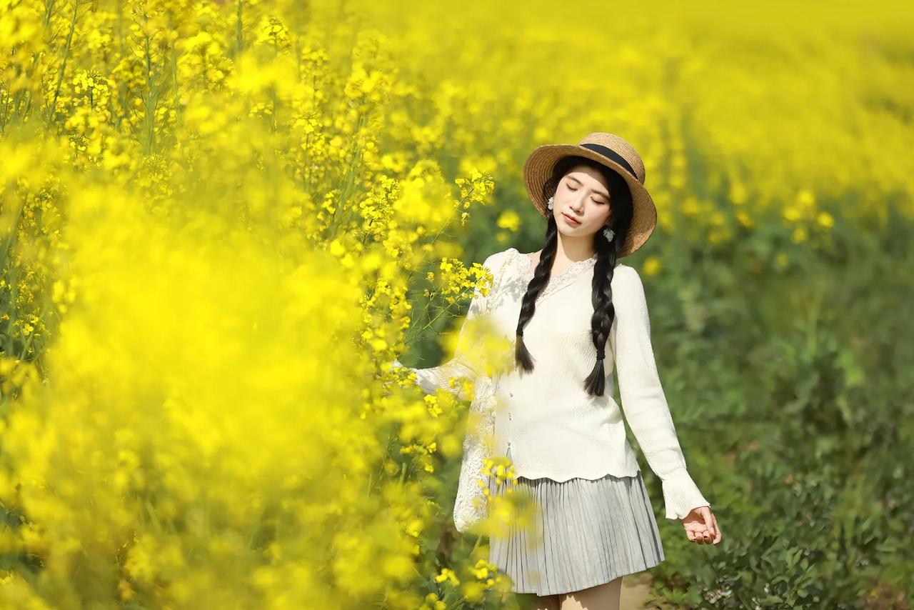 花间人影动，春日梦初醒。