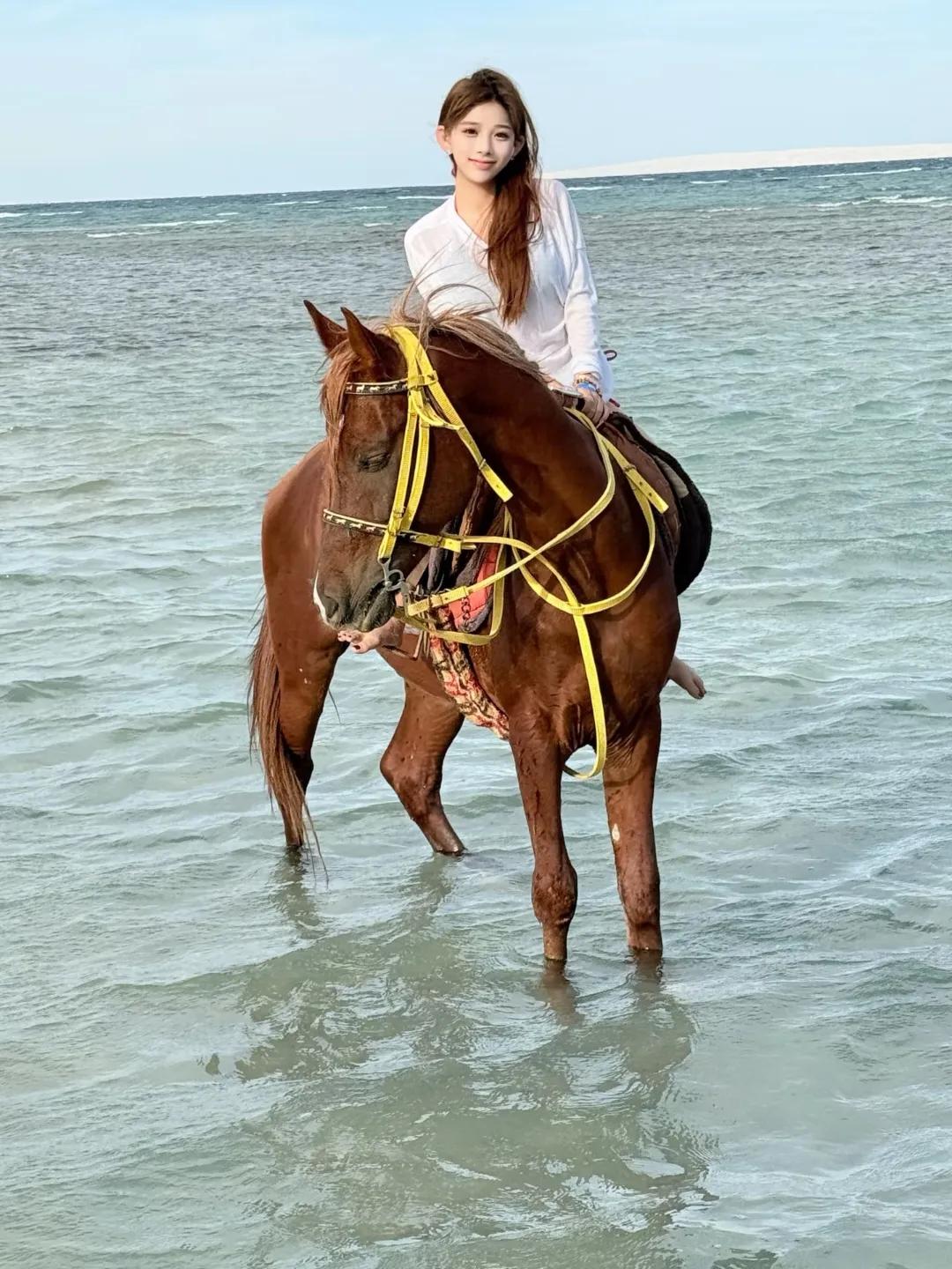 海边骑马，享受自由与阳光的美好时光海边儿美女。 美景美景佳人 海边美照分享 海边