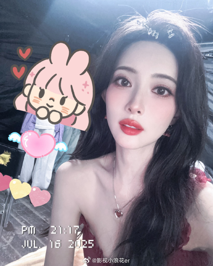 孟子义晒库存照超戳心！小错别字尽显率真，照片里的她或俏皮或温柔，每一张都让人忍不