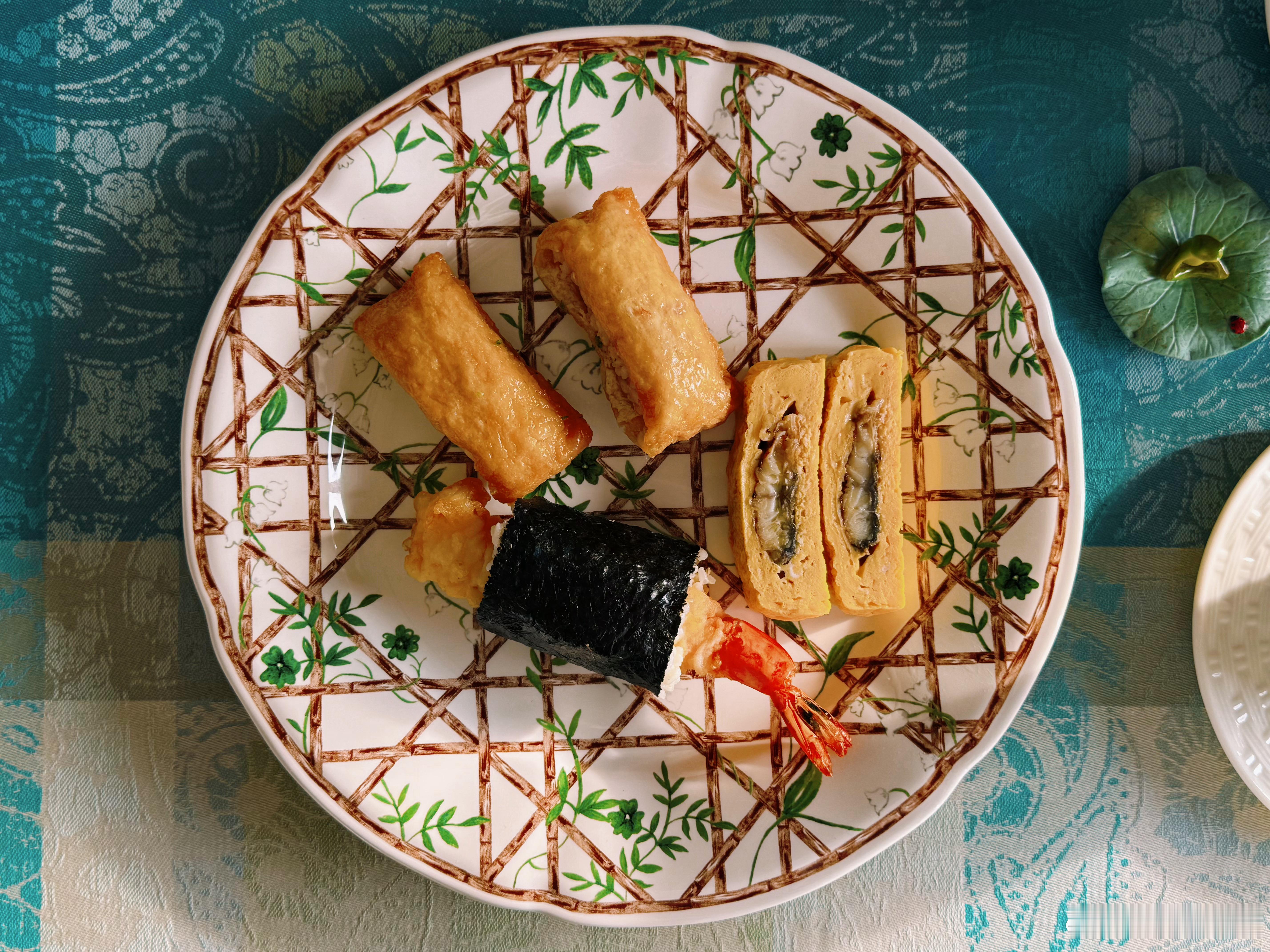 早安🍀🍀🍀资家早餐 天むす、稲荷寿司、鳗鱼厚蛋烧、火腿骨萝卜汤、ピオーネ、