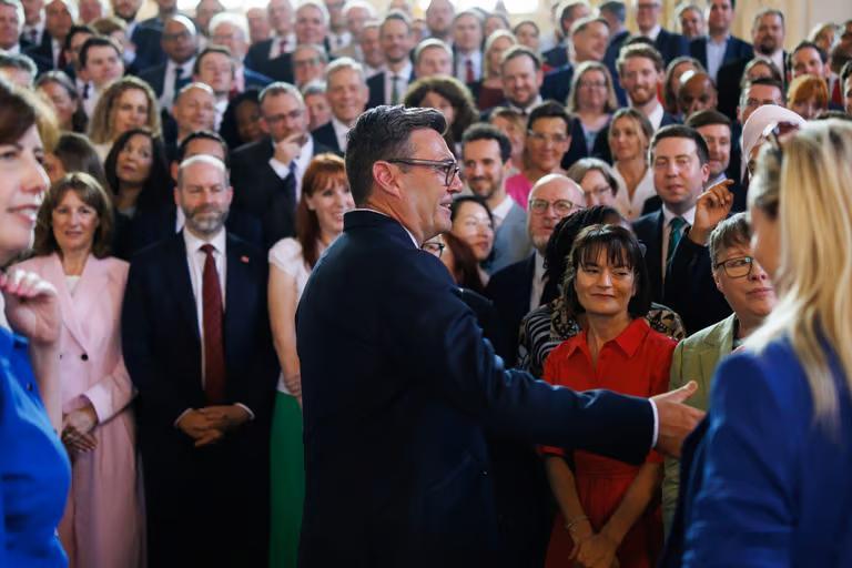 【伯纳姆将继承一个因脱欧而四分五裂的英国】[哪个西方“民主”国家不是四分五裂的？
