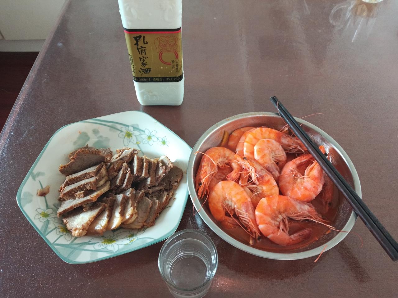 小酌一杯，
回忆往事随风。
朋友来了，
小菜一碟。
喝了一杯，往事不堪回首。
