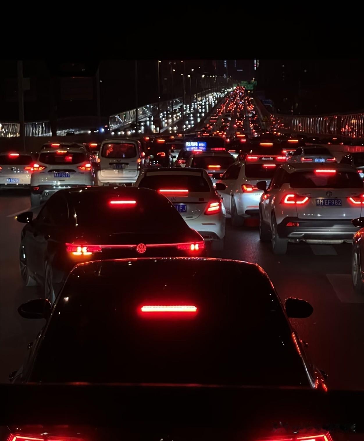 全国人民出去玩，都低估了堵车的程度！
 
1、深圳车主开15小时没出广东；  