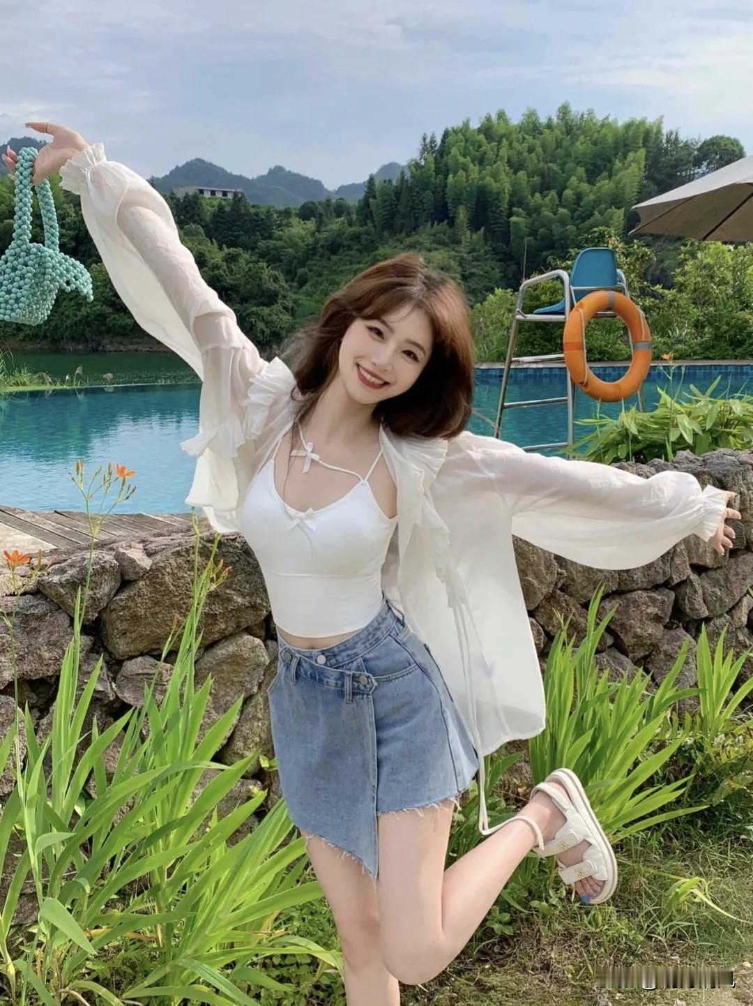 （真的别再罚站了）

不知道你们有没有同感，拍照时越拘谨，拍出来越像“游客照”。