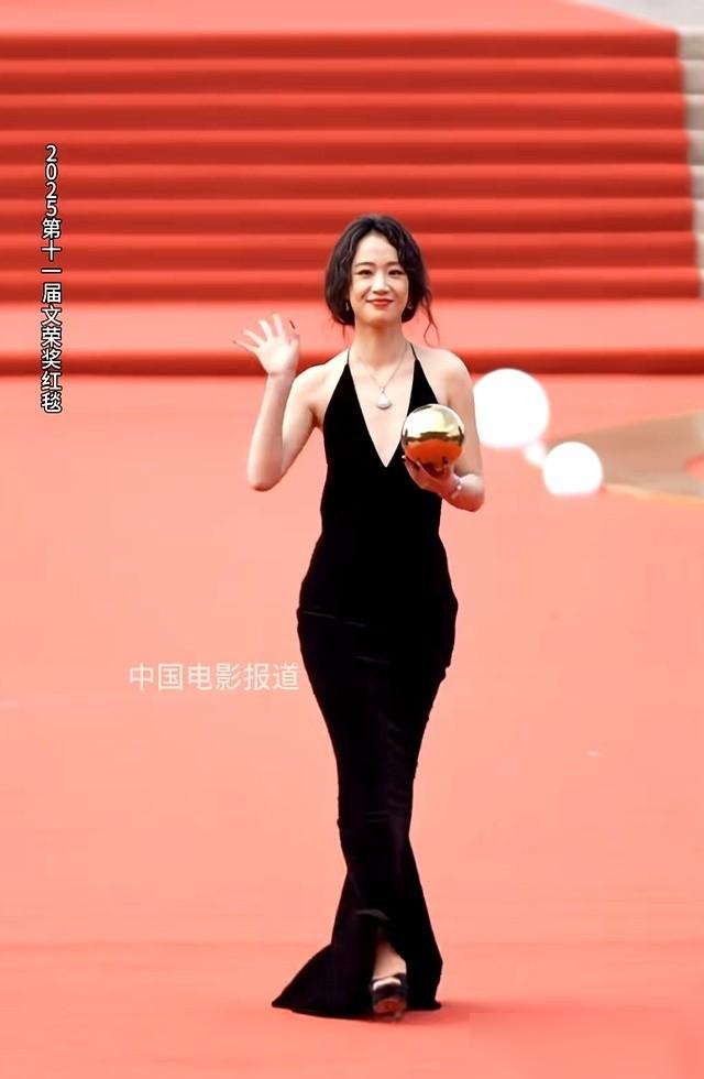 今晚横店这场红毯，绝了。

一件白T恤，一套普普通通的咖色西装，一个叫郭宇欣的姑