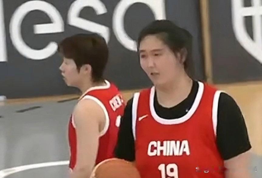 久旱逢甘霖！今天凌晨结束的一场热身赛，王思雨、刘禹彤缺阵，中国女篮79-68战胜