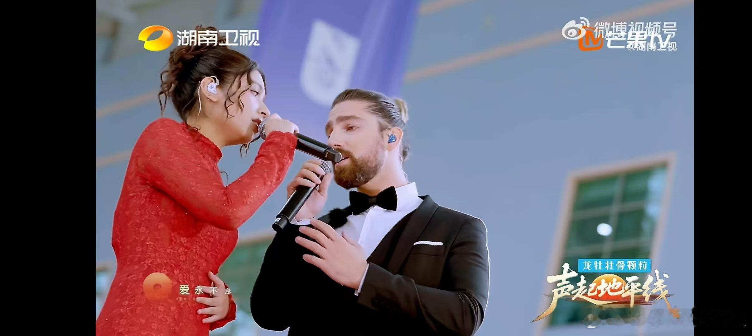 迪玛希演我嗑cp声起地平线谁懂啊！迪玛希看舞台的样子，嘴角一路上扬，简直是我嗑糖