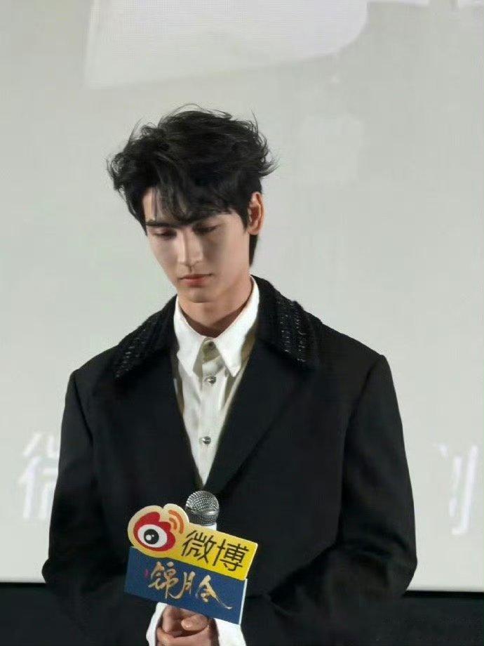 黄俊捷亲手做了樱花糕黄俊捷亲手制作樱花糕，每一份都小心递出，还在现场撒下棒棒糖。