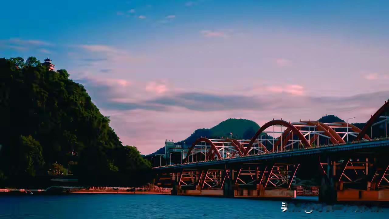 明知夕阳留不住，偏对余晖寄深情。