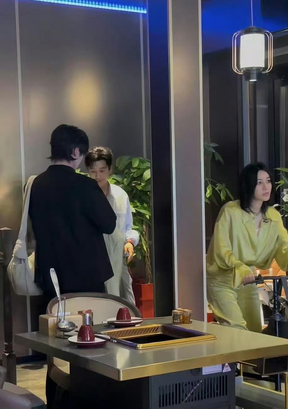 尚雯婕上楼黄晓明用背的巴黎合伙人尚雯婕脚伤不便，黄晓明一个背起的动作，尽显绅士担
