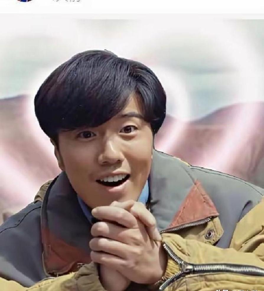 雪线海拔4800米，他把护林员破棉袄的拉链咬断，用牙齿给杨紫止血。
镜头里那张被