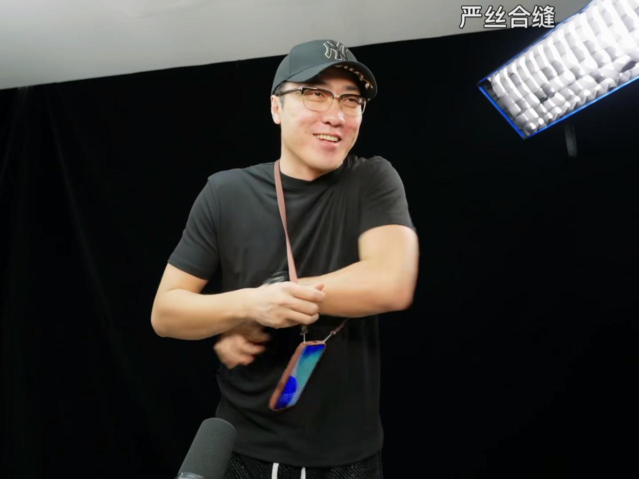真的看笑了[笑哭]王自如直播开箱iPhone17，体验了苹果那个卖四百多的挂绳，