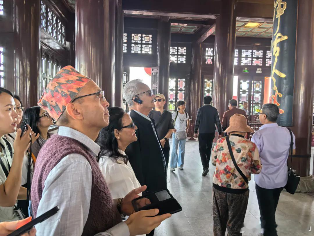 伴随海外青年对中国认知不断刷新，一组带有 “China” 前缀的网络热词走红社交