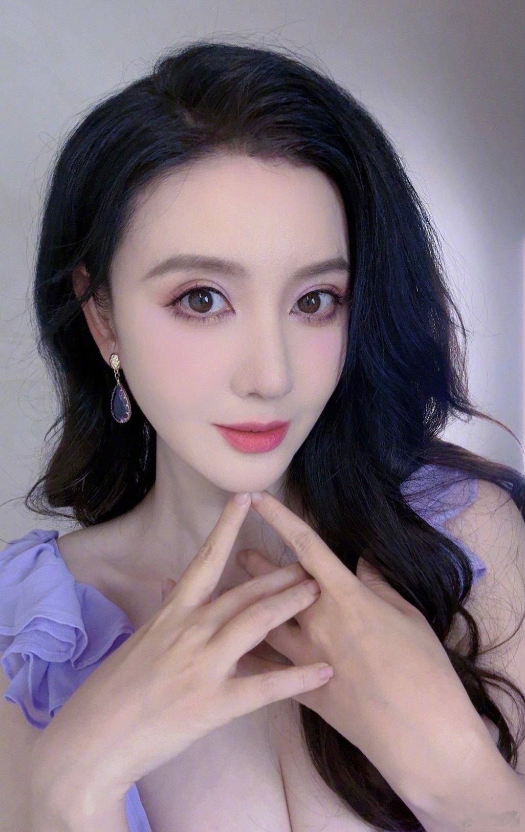 #张萌身材#  张萌的确是给我们带来满满的心动了，这么好的好身材，真的是毋庸置疑