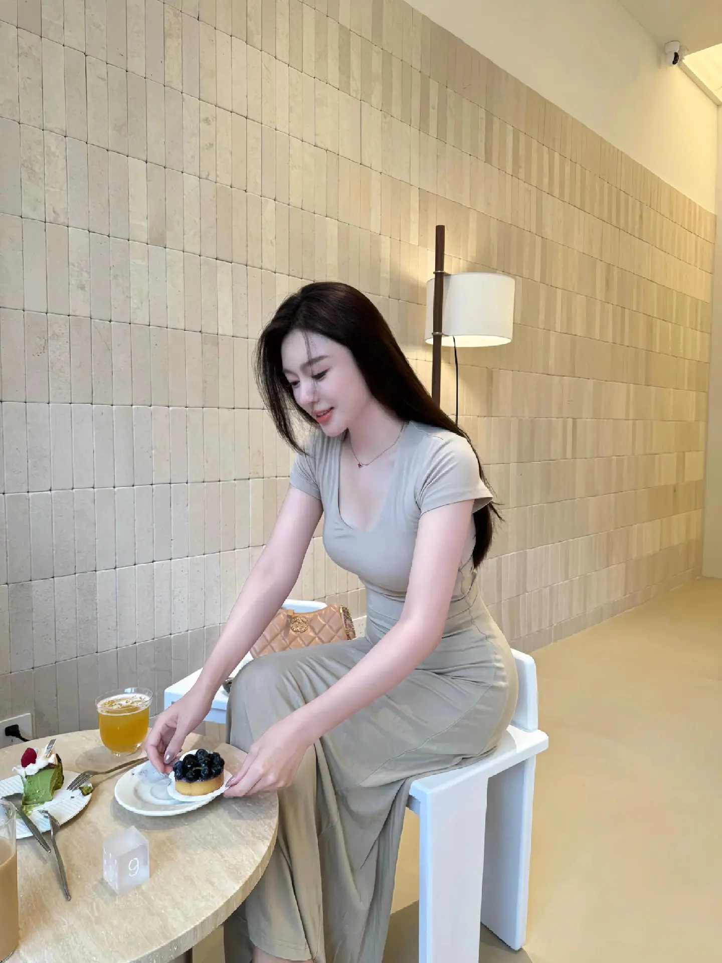 “不品人间的酒，不知其中的醉，人生不过二两酒，一两心酸一两愁， 敬往事一杯酒，过去不回头，未来不将就”
