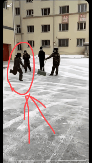 下一秒，
人直接消失了！
快速奔跑，
一跃而起，
直接没入雪堆中！
这才是年轻人