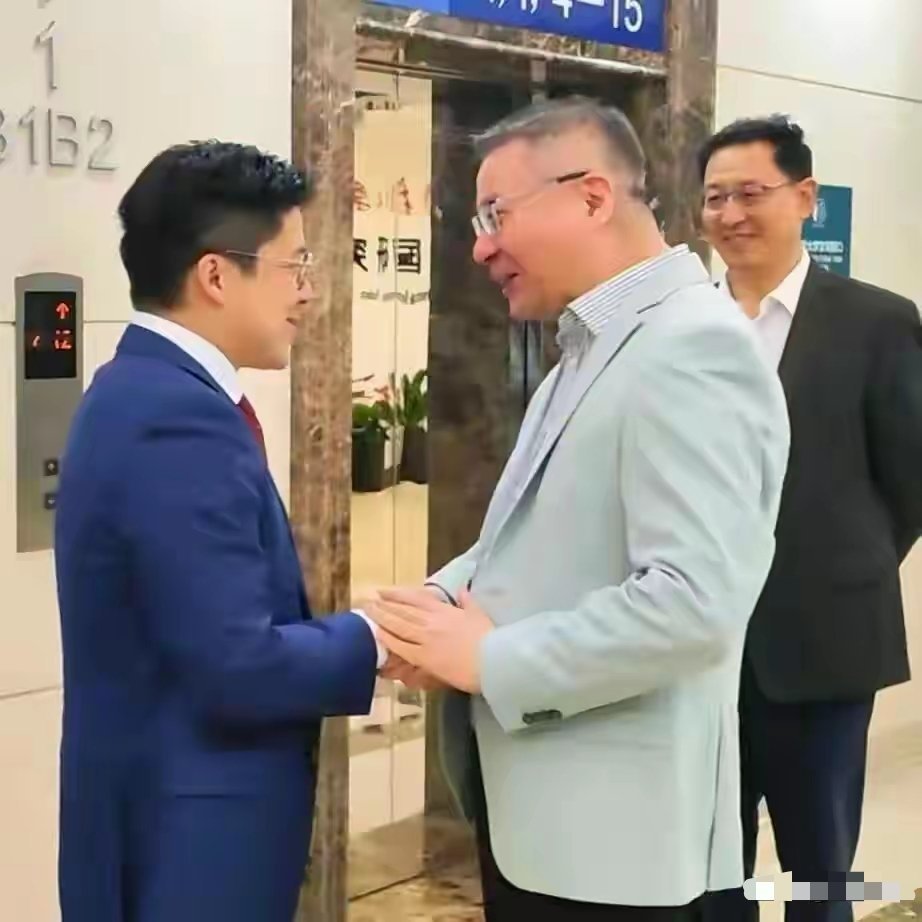 霍启刚先生拜访复旦大学中国研究院，与张维为教授交流 