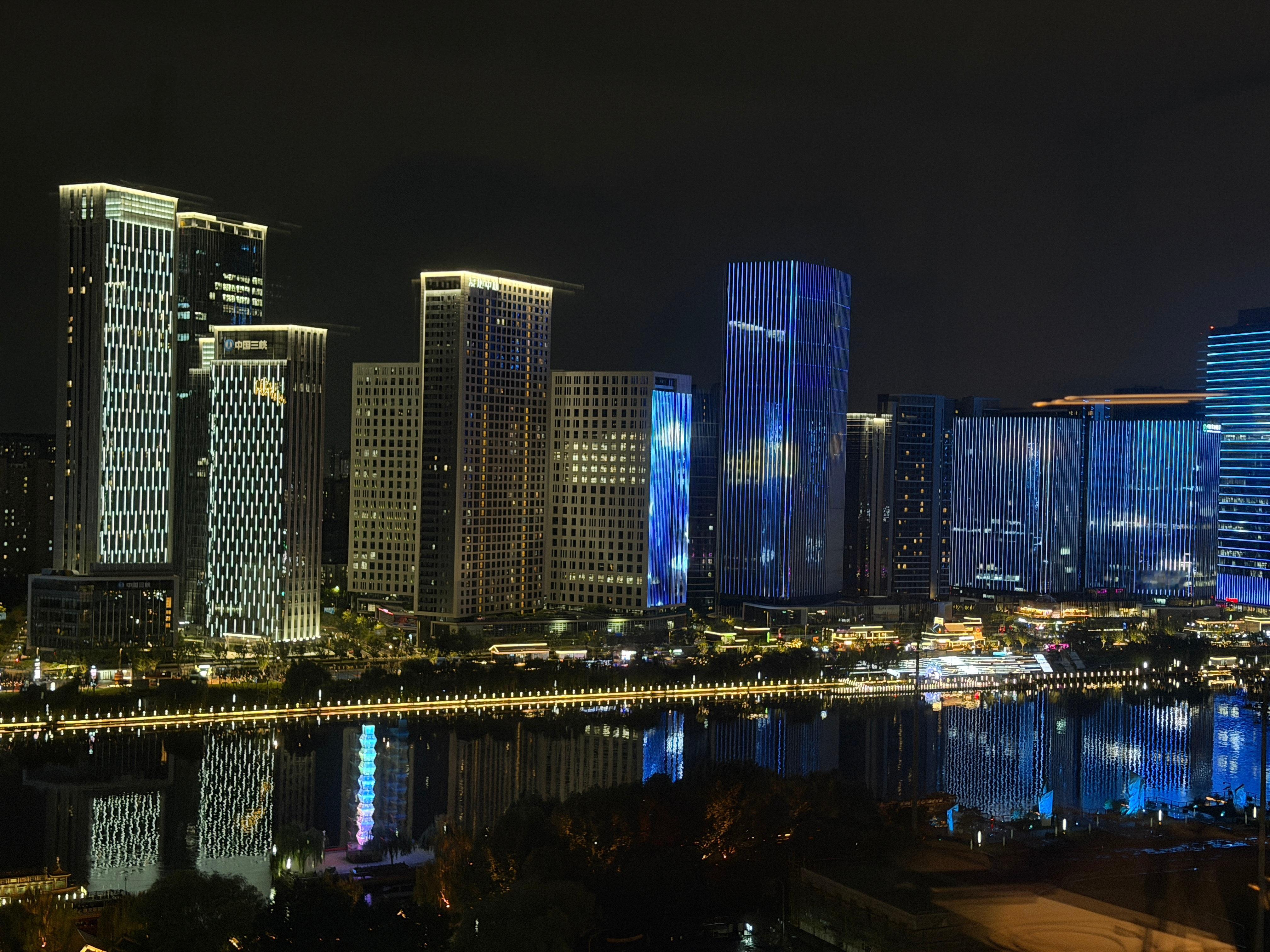 今日窗外夜景，请您欣赏