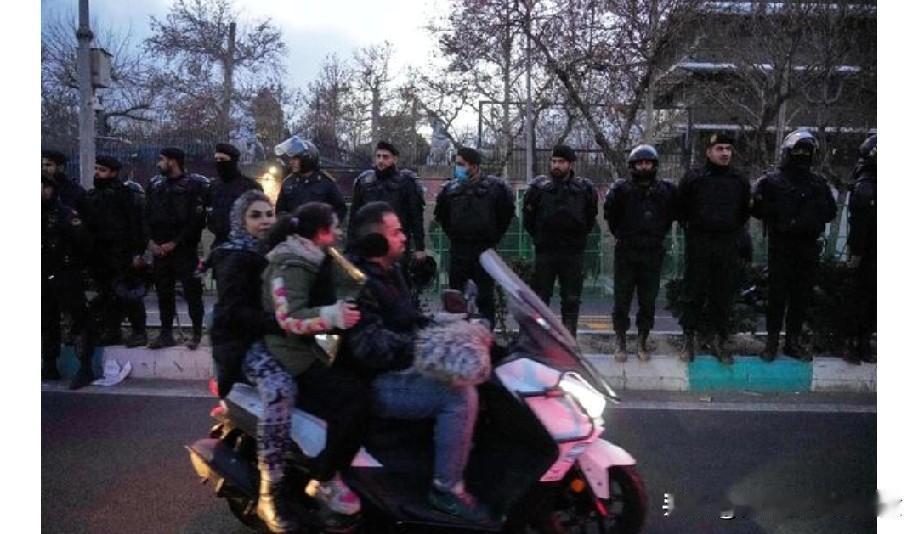 伊朗进一步下令关闭商用飞机领空

迪拜，阿拉伯联合酋长国(美联社)——伊朗周四早