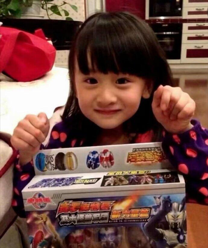 森碟小时候还元气满满，现在的森碟就像被偷了运气的小说女主，下巴后缩被全网关注，爸